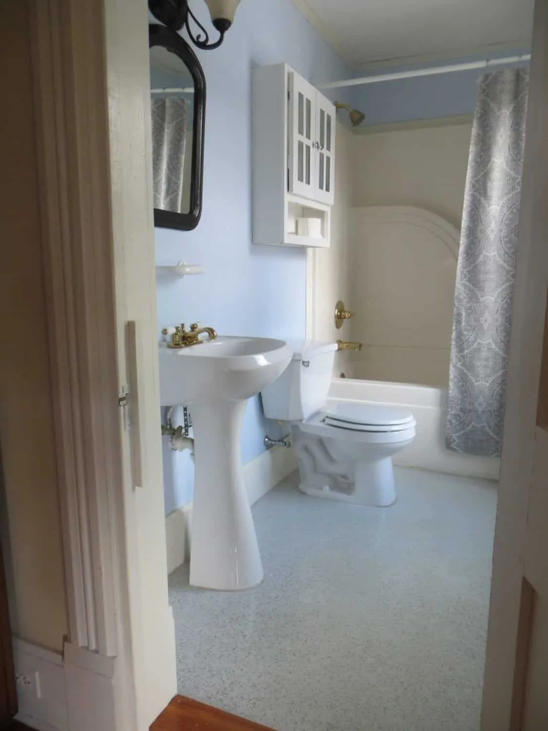 Private bathroom in the Ozzie Smith Room with pedestal sink, toilet, and tub with shower
